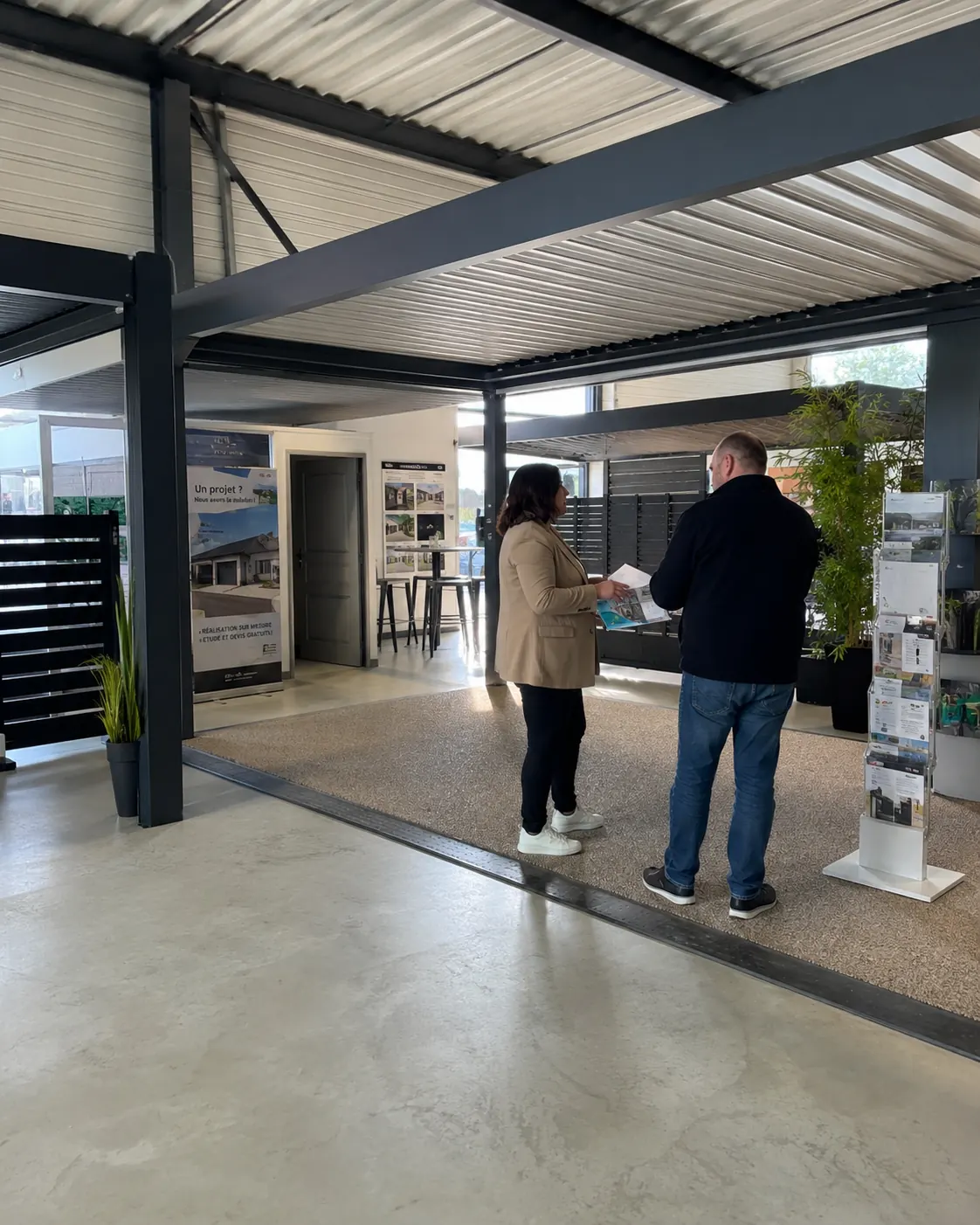 Showroom d'une entreprise dans l'habitat avec un client